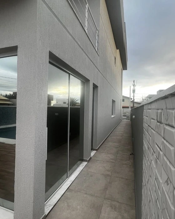 Insulfilm automotivo em hatch branco com película de controle solar