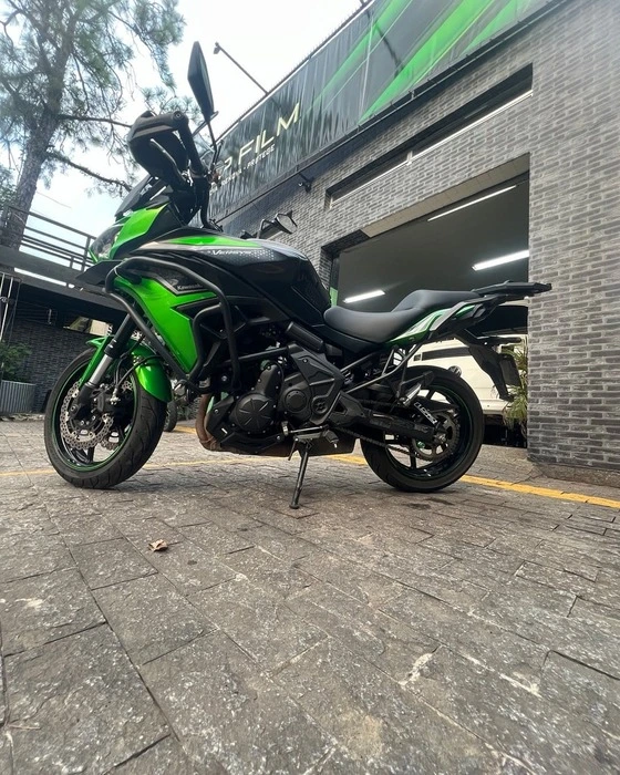 Envelopamento de moto Honda Biz com película decorativa