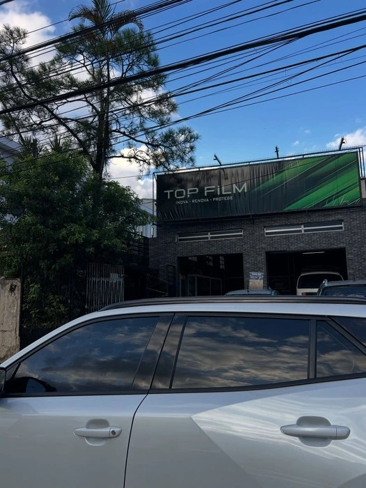 Aplicação de película residencial em varanda com vista para o mar